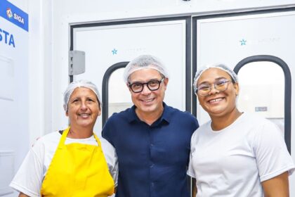 Fábio Mitidieri ao lado de trabalhadoras de cozinha industrial em Sergipe