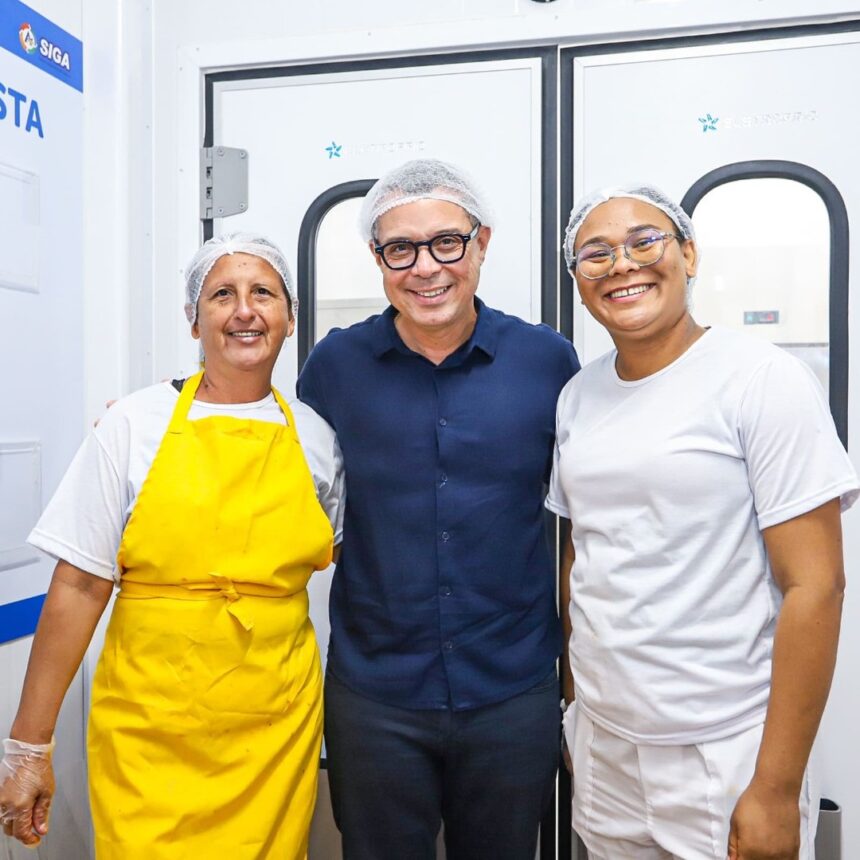 Fábio Mitidieri ao lado de trabalhadoras de cozinha industrial em Sergipe