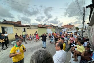 Moradores do Conjunto Fernando Collor, em Nossa Senhora do Socorro, durante encontro de apoio à reeleição de Netinho Guimarães