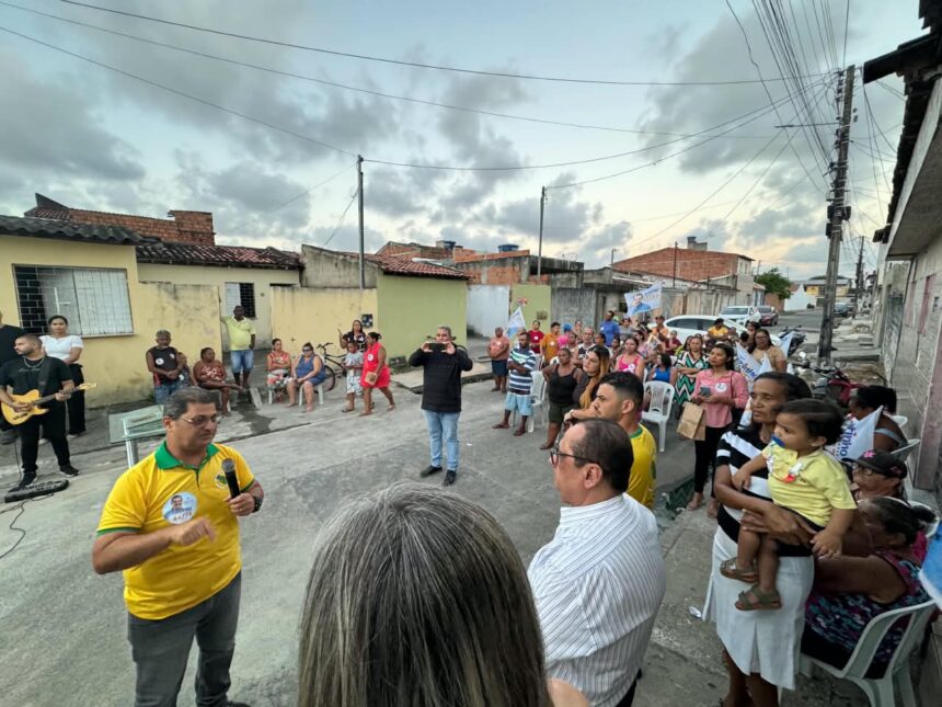 Moradores do Conjunto Fernando Collor, em Nossa Senhora do Socorro, durante encontro de apoio à reeleição de Netinho Guimarães