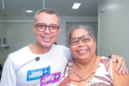 Governador Fábio Mitidieri ao lado de paciente atendida pelo programa Opera Sergipe