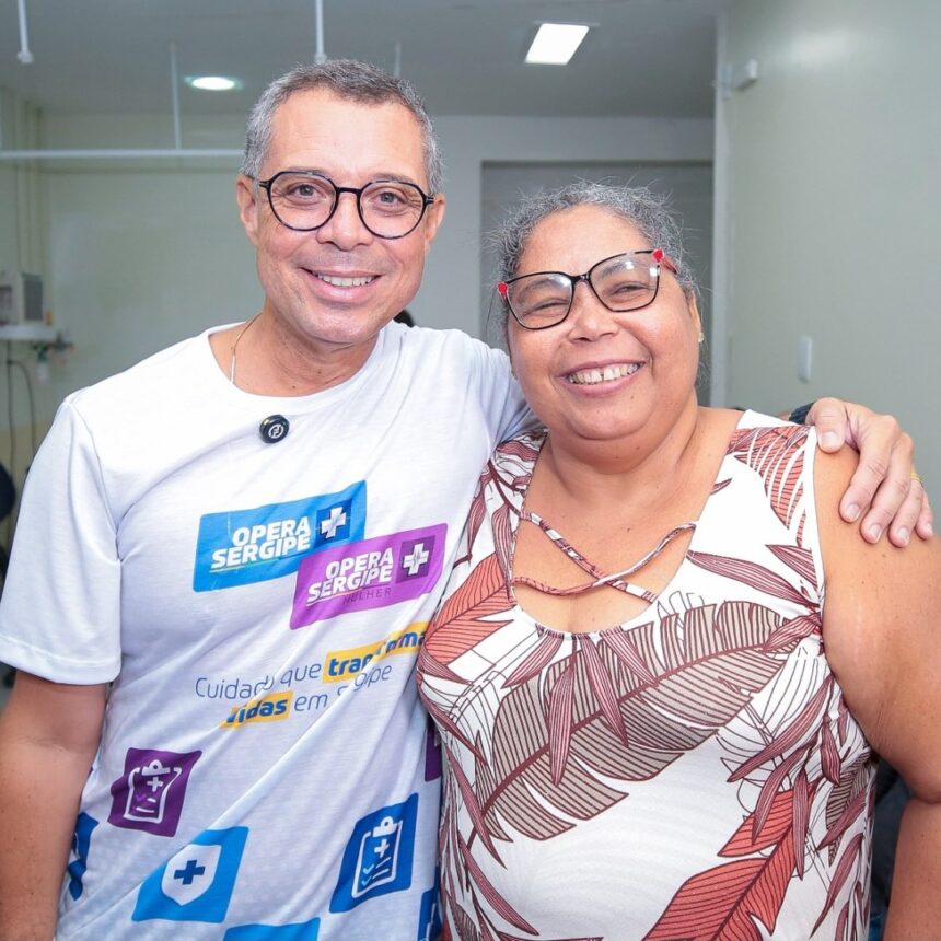 Governador Fábio Mitidieri ao lado de paciente atendida pelo programa Opera Sergipe