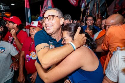 O governador Fábio Mitidieri é cercado por apoiadores durante agenda de campanha em Sergipe