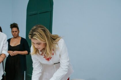 Stéfanie Carla, presidente da Funcap, assina os contratos dos mediadores culturais na abertura da Primavera dos Museus