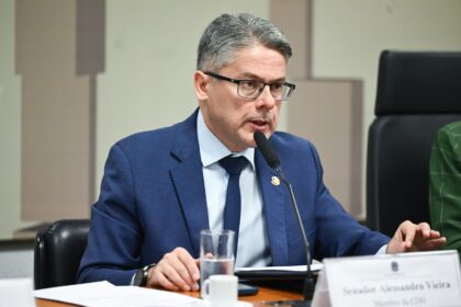 O senador Alessandro Vieira (MDB/SE) durante sessão na Comissão de Direitos Humanos do Senado