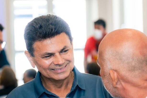 O candidato ao Governo de Sergipe Valmir de Francisquinho cumprimenta professor na sede do Sintese