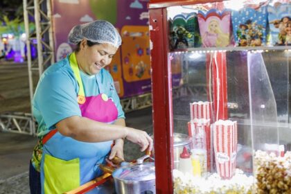 Comerciante trabalha em barraca de pipoca durante a Vila da Criança, na Orla de Atalaia