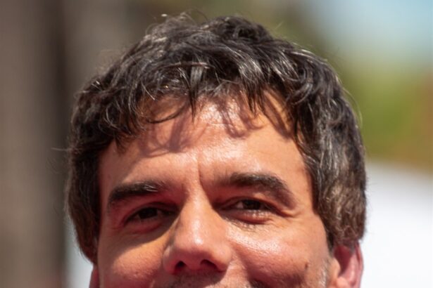Wagner Moura sorri no tapete vermelho, de smoking e gravata-borboleta