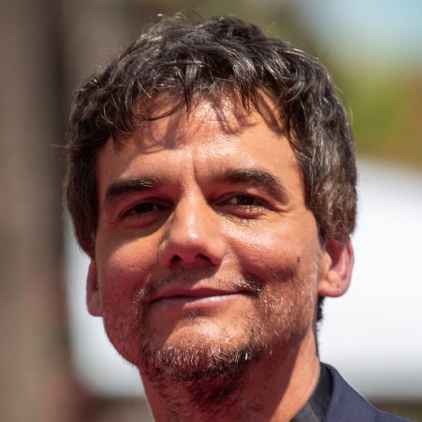 Wagner Moura sorri no tapete vermelho, de smoking e gravata-borboleta