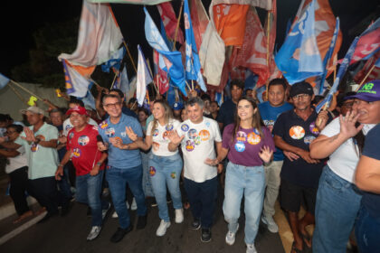 Yandra Moura ao lado de lideranças durante agenda no Sertão sergipano