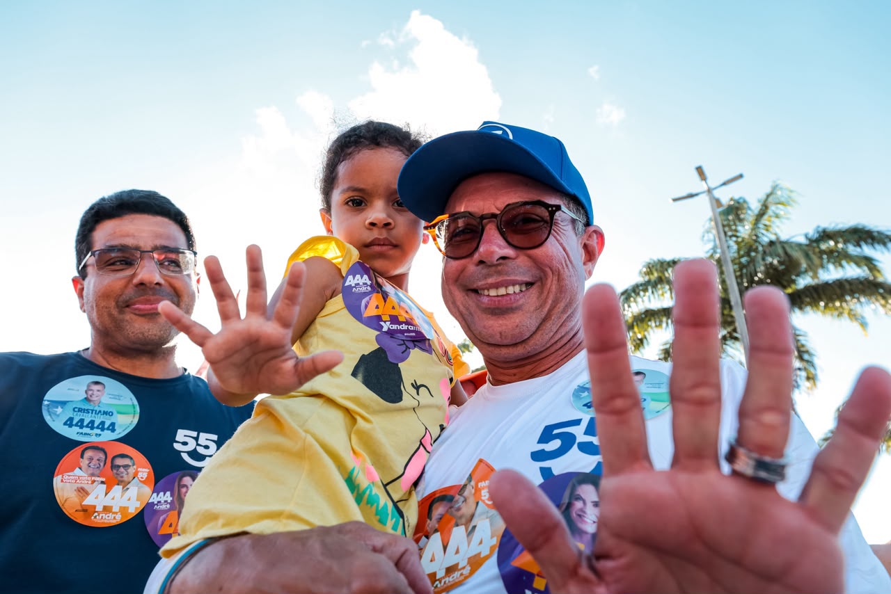 Fábio Mitidieri cumprimenta apoiadores durante agenda de campanha