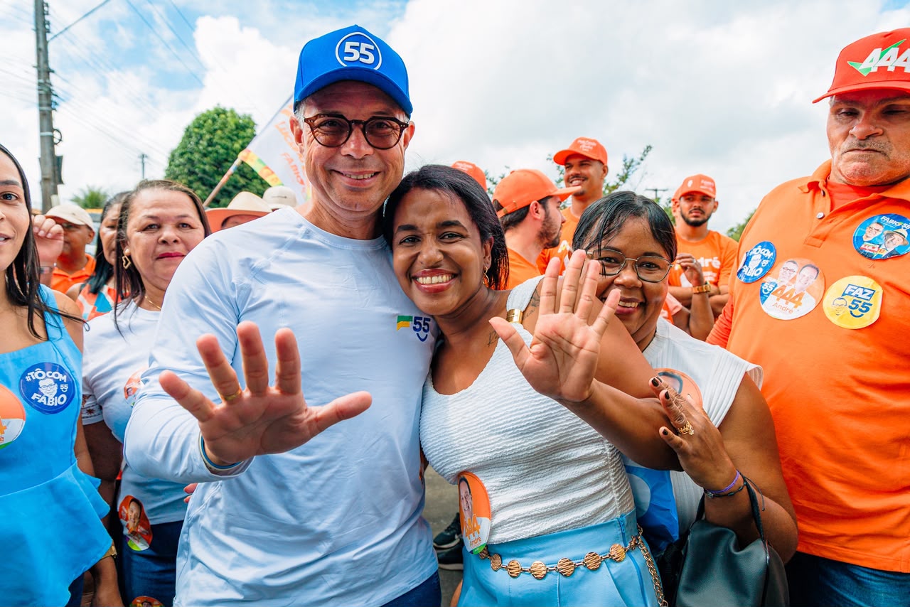 Fábio Mitidieri abraça moradora durante atividade de campanha